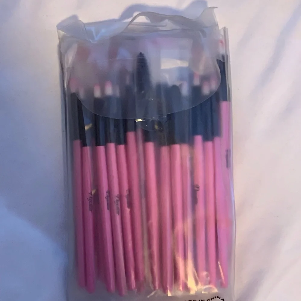 32 pc Pink Makeup Brush Set - Picture 3 of 6
